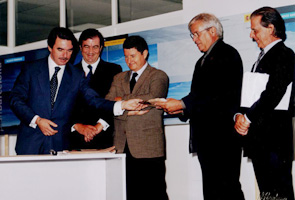 Aznar, &Aacute;lvarez-Cascos, Tejedor, Clos i Bofill en l'acte de la posada de la primera pedra de la tercera pista de l'aeroport del Prat