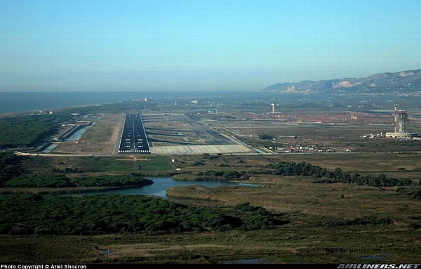 Vista de la tercera pista.  Al fons: Gav&agrave; Mar