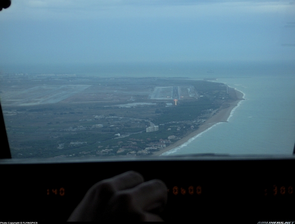Avi&oacute;n dispuesto a aterrizar en la tercera pista (07R) y a arrasar Gav&agrave; Mar