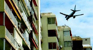 Sobrevuelo del edificio Bermar Park de Gav&agrave; Mar por parte de un avi&oacute;n que se aproxima al aeropuerto del Prat para aterrizar en la tercera pista