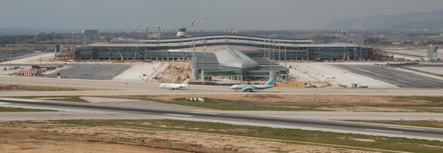 Panor&agrave;mica de la nova terminal de l'aeroport del Prat, Gav&agrave; Mar al fons (Abril 2008)