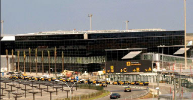 Exterior del m&oacute;dulo M5 de la terminal norte del aeropuerto del Prat