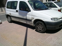 &iexcl;&iexcl; En bater&iacute;a sobre la acera !!