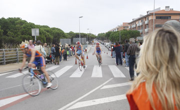 Imatge de la primera triatl� sprint �ccura Gav� Mar celebrada el 12 d'octubre de 2008 (publicada al diari SPORT)