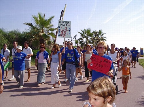 Inici de la manifestaci&oacute; de ve&iuml;ns de Gav&agrave; Mar contra les futures rutes a&egrave;ries de l'aeroport del Prat (avinguda del mar)