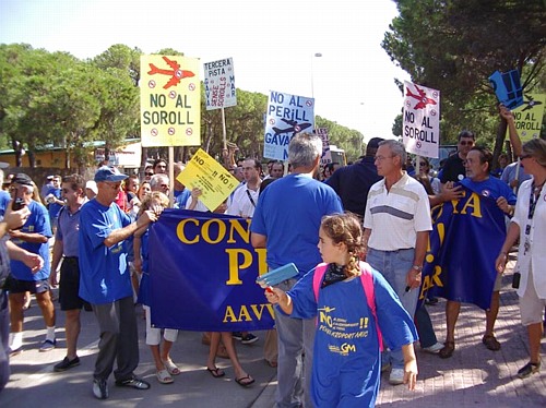 La Policia intentava aturar la manifestaci&oacute; de ve&iuml;ns de Gav&agrave; Mar contra les futures rutes de l'aeroport del Prat que coincida amb la Festa de la Rosa del PSC (19 de setembre de 2004)