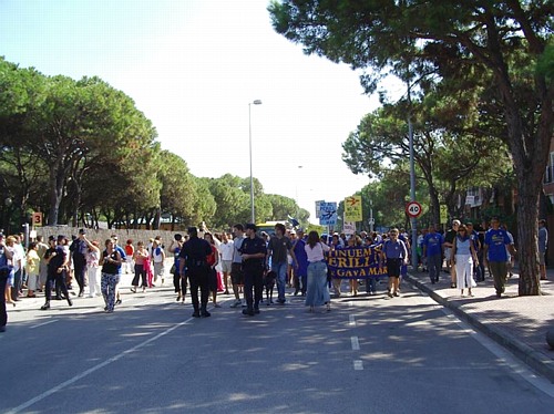 Manifestaci&oacute; de ve&iuml;ns de Gav&agrave; Mar el dia de la Festa de la Rosa del PSC a l'avinguda Europa de Gav&agrave; Mar (19 de setembre de 2004)