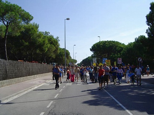 Ve&iuml;ns de Gav&agrave; Mar apropant-nos al lloc de celebraci&oacute; de la Festa de la Rosa del PSC per protestar contra les futures rutes a&egrave;ries de l'aeroport del Prat (19 de setembre de 2004)