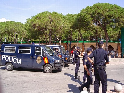 Agents anti-avalots al voltant de la Festa de la Rosa del PSC on s'hi apropaven els ve&iuml;ns de Gav&agrave; Mar per manfiestar-se contra les futures rutes a&egrave;ries de l'aeroport del Prat (19 de setembre de 2004)