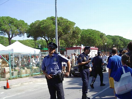 Entrada de la Festa de la Rosa del PSC on s'hi van concentrar els ve&iuml;ns de Gav&agrave; Mar per protestar contra les futures rutes a&egrave;ries de l'aeroport del Prat (19 de setembre de 2004)