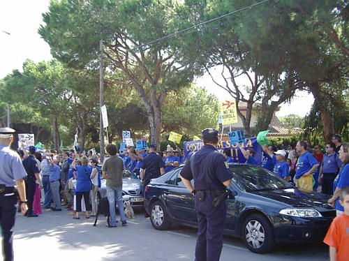 Ve&iuml;ns de Gav&agrave; Mar davant de l'entrada de la Festa de la Rosa del PSC protestant contra les futures rutes a&egrave;ries de l'aeroport del Prat (19 de setembre de 2004)