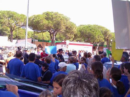 Ve&iuml;ns de Gav&agrave; Mar davant de l'entrada de la Festa de la Rosa del PSC protestant contra les futures rutes a&egrave;ries de l'aeroport del Prat (19 de setembre de 2004)