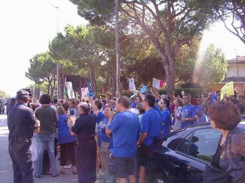 Ve&iuml;ns de Gav&agrave; Mar davant de l'entrada de la Festa de la Rosa del PSC protestant contra les futures rutes a&egrave;ries de l'aeroport del Prat (19 de setembre de 2004)