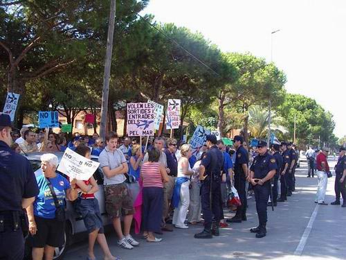 Ve&iuml;ns de Gav&agrave; Mar davant de l'entrada de la Festa de la Rosa del PSC protestant contra les futures rutes a&egrave;ries de l'aeroport del Prat (19 de setembre de 2004)