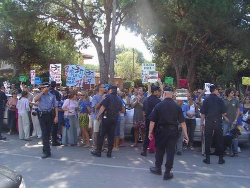 Ve&iuml;ns de Gav&agrave; Mar davant de l'entrada de la Festa de la Rosa del PSC protestant contra les futures rutes a&egrave;ries de l'aeroport del Prat (19 de setembre de 2004)