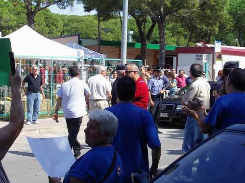 Joan Clos (alcalde de Barcelona) entrant a la Festa de la Rosa del PSC i passant pel costat dels ve&iuml;ns de Gav&agrave; Mar que protesten contra les futures rutes a&egrave;ries de l'aeroport del Prat (19 de setembre de 2004)