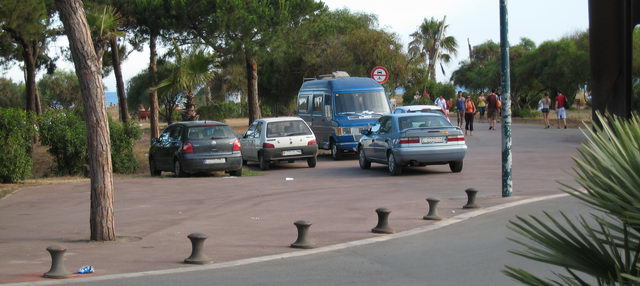 Cotxes aparcats al passeig mar&iacute;tim de Gav&agrave; Mar (8 de juliol de 2007)