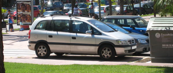 Vehicles aparcats sobre la vorera a l'encreuament del carrer Cunit i de l'avinguda del mar de Gav&agrave; Mar sense estar multats ni retirats per la grua municipal (Diumenge 22 de juny de 2008 - 10:46h)