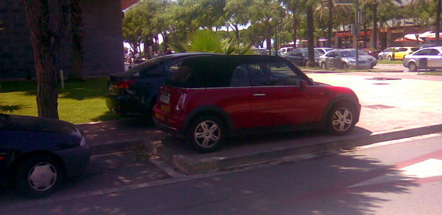 Dos vehicles aparcats sobre la vorera a l'encreuament del carrer Cunit i de l'avinguda del mar de Gav&agrave; Mar en paral�lel, tots dos multats (Diumenge 19 de juliol de 2009 - 12h)