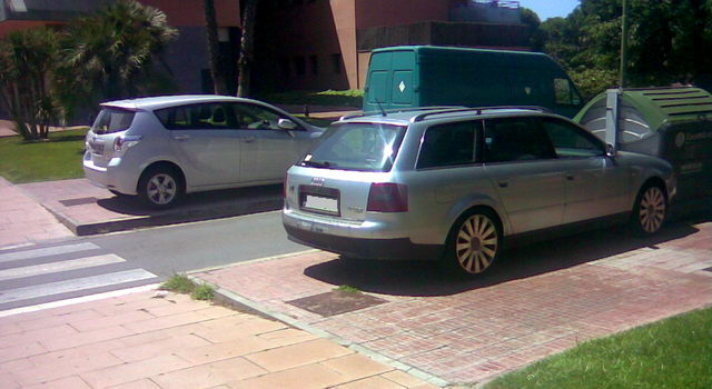 Dos vehicles aparcats sobre les voreres a l'encreuament del carrer Cunit i de l'avinguda del mar de Gav&agrave; Mar, un a cada vorera, tots dos multats (Diumenge 19 de juliol de 2009 - 12h)