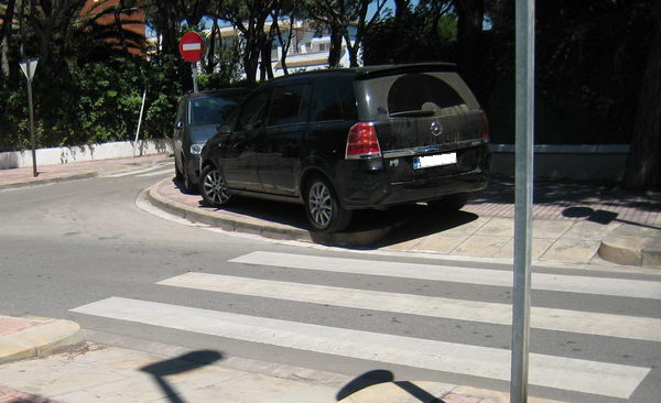 Veh�culos aparcados sobre la acera en el cruce de la calle Cunit y de la calle Garraf de Gav&agrave; Mar sin estar multados ni retirados por la gr�a municipal (Domingo 22 de junio de 2008 - 11:24h)