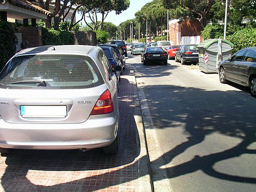 Fotografia realitzada l'estiu de l'any 2006 al carrer Cunit de Gav&agrave; Mar on es veu una filera de cotxes aparcats amb les quatre rodes sobre la vorera sense ser multats ni retirats per la grua municipal