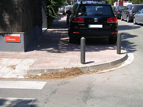 Fotografia realitzada l'estiu de l'any 2006 al carrer Cunit de Gav&agrave; Mar on es veu perfectament com els cotxes aparquen amb les 4 rodes sobre la vorera sense ser multats ni retirats per la grua municipal