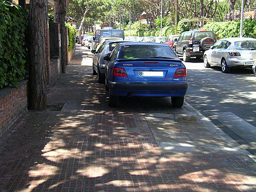 Fotografia realitzada l'estiu de l'any 2006 al carrer Cunit de Gav&agrave; Mar on es veu perfectament com els cotxes aparquen amb les 4 rodes sobre la vorera sense ser multats ni retirats per la grua municipal
