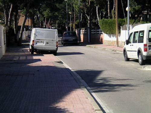 Fotografia realitzada l'estiu de l'any 2006 on una furgoneta podent aparcar perfectament, prefereix envair la vorera del carrer Cunit de Gav&agrave; Mar