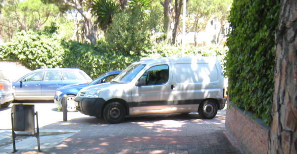 Vehicle aparcat sobre la vorera al carrer Cunit de Gav&agrave; Mar sense estar multat ni retirat per la grua municipal (Diumenge 22 de juny de 2008 - 11:21h)