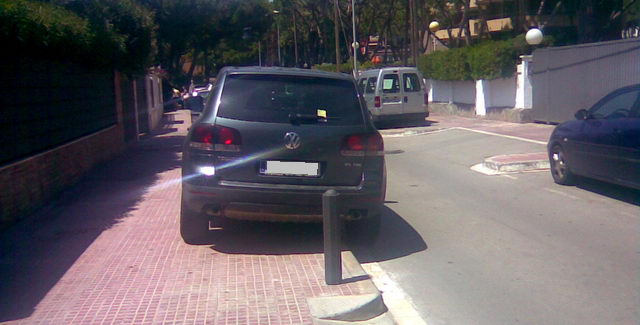 Veh�culo aparcado sobre la acera de la calle Cunit de Gav� Mar (entre las calles Garraf y Palafrugell) pese al pivote instalado recientemente por el Ayuntamiento de Gav� (Domingo 19 de julio de 2009 - 12h)