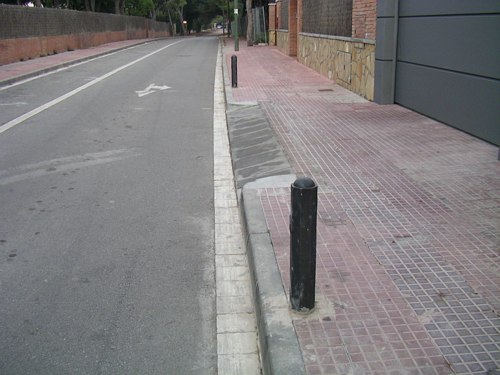 Pilons instal&middot;lats davant d'una vivenda de recent construcci&oacute; al carrer Cunit de Gav&agrave; Mar