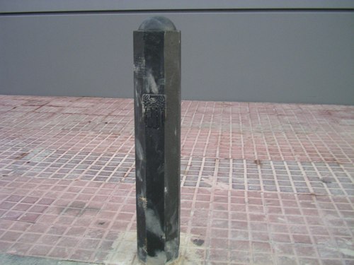 Els pilons instal&middot;lats davant d'aquesta nova vivenda del carrer Cunit de Gav&agrave; Mar tenen l'escut de l'AJUNTAMENT DE GAV&Agrave;