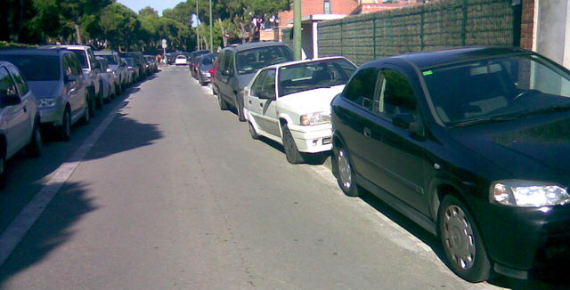 Vehicles aparcats sobre la vorera mar del carrer Cunit de Gav� Mar entre els carrers Roses i Palam�s (19 de Juliol de 2009)