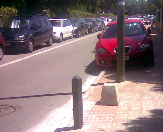 Vehicles aparcats sobre la vorera mar del carrer Cunit de Gav� Mar entre els carrers Roses i Palam�s (19 de Juliol de 2009)