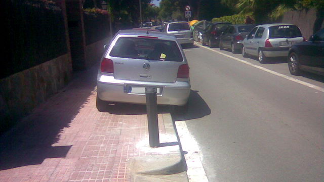 Vehicle aparcat sobre la vorera mar del carrer Cunit de Gav� Mar entre els carrers Roses i Palam�s. Vehicle multat (19 de Juliol de 2009)