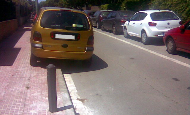 Vehicle aparcat sobre la vorera mar del carrer Cunit de Gav� Mar entre els carrers Roses i Palam�s. Vehicle multat (19 de Juliol de 2009)