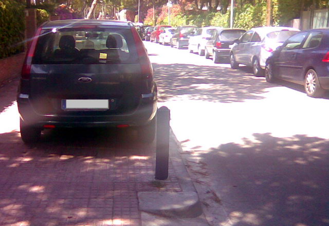 Vehicle aparcat sobre la vorera mar del carrer Cunit de Gav� Mar entre els carrers Roses i Palam�s. Vehicle multat (19 de Juliol de 2009)