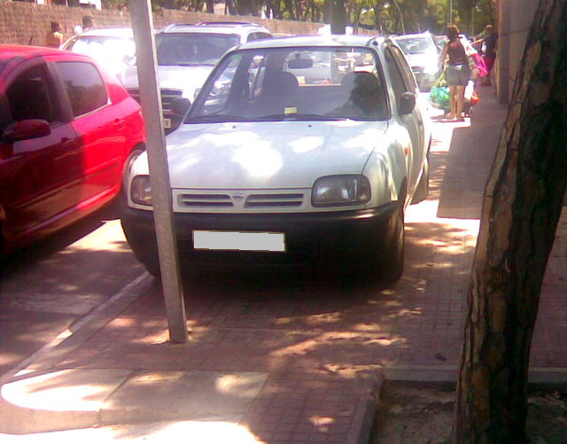 Vehicle aparcat sobre la vorera mar del carrer Cunit de Gav� Mar entre els carrers Roses i Palam�s. Vehicle multat (19 de Juliol de 2009)