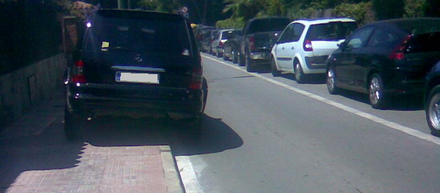 Vehicle aparcat sobre la vorera mar del carrer Cunit de Gav� Mar entre els carrers Roses i Palam�s. Vehicle multat (19 de Juliol de 2009)