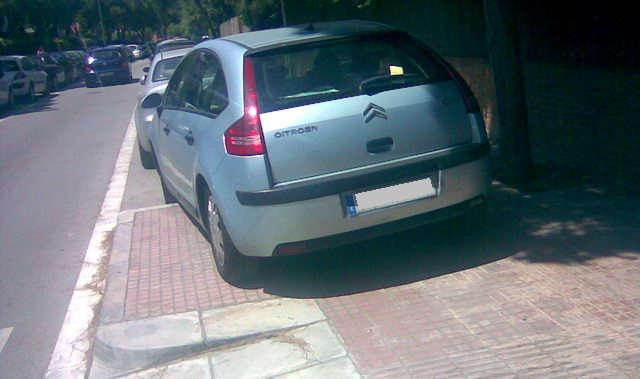 Vehicle aparcat sobre la vorera del carrer Cunit de Gav� Mar, a tocar del carrer Roses. Vehicle multat (19 de Juliol de 2009)
