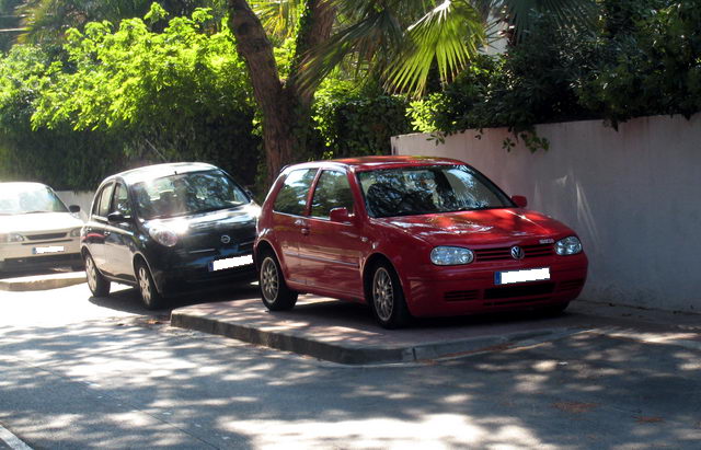 Vehicle completament aparcat sobre la vorera del carrer de Calafell de Gav&agrave; Mar sense esta multat ni retirat per la grua municipal (Dilluns 1 de juny de 2009)