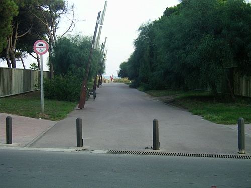 Els pilons m&ograve;bils del carrer Amposta de Gav&agrave; Mar tornen a estar instal&middot;lats (compareu aquesta foto amb la primera on es veu la mateixa senyal i el passeig ple de cotxes)