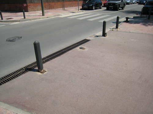 Abs&egrave;ncia d'un pil&oacute; m&ograve;bil i estat lamentable d'un dels altres al tram de vianants del carrer Amposta de Gav&agrave; Mar (Hivern de 2007)
