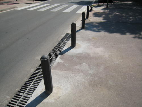 Pilons m&ograve;bils substituits per pilons fixes al tram de vianants del carrer Amposta de Gav&agrave; Mar (Maig de 2007)