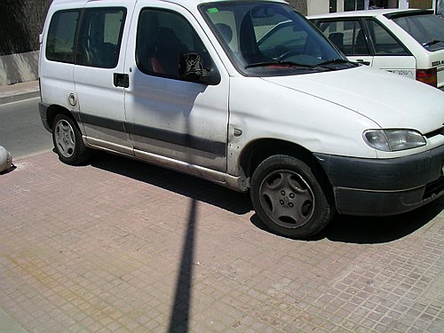 Cotxes sobre la vorera del carrer Sitges de Gavà Mar (estiu del 2006)