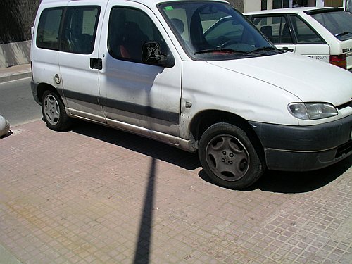 Cotxes sobre la vorera del carrer Sitges de Gav� Mar (estiu del 2006)
