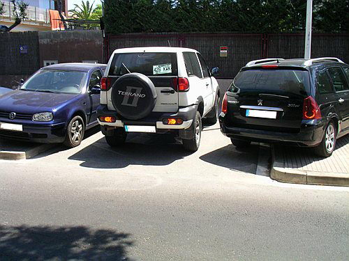 Cotxes sobre la vorera del carrer Sitges de Gav� Mar (estiu del 2006)