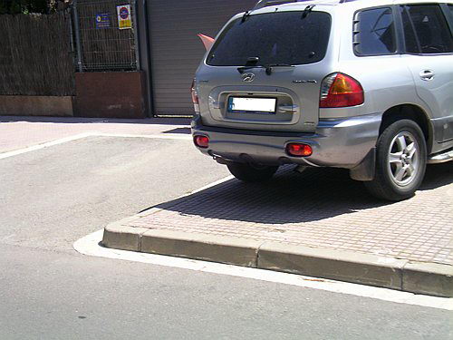 Cotxes sobre la vorera del carrer Sitges de Gav� Mar (estiu del 2006)