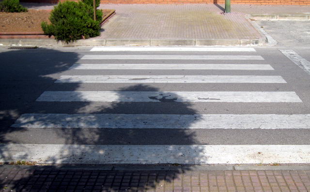 Pas de vianants de l'encreuament dels carrers Tellinaires i Premi� de Gav� Mar sense rampes (25 de Maig de 2009)